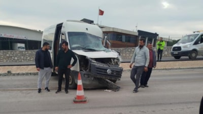 Hatay'da öğrenci servisi tır ile çarpıştı