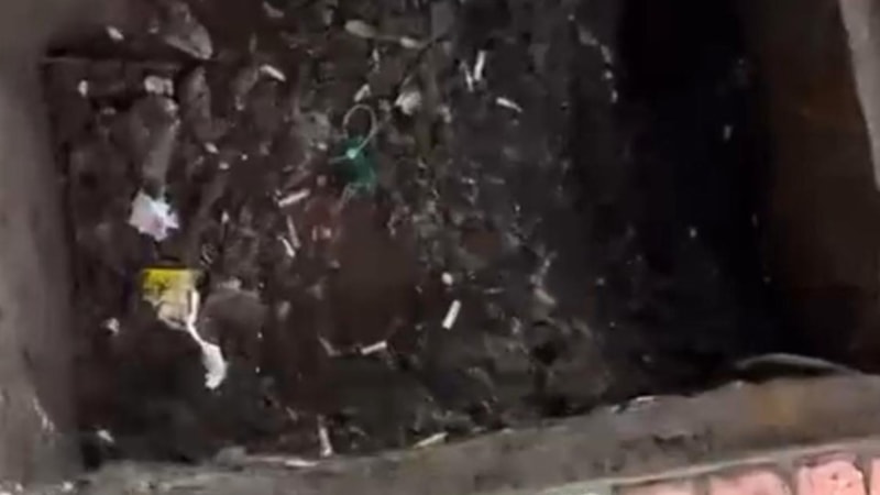 Marmaris Kapalı Çarşı'da vatandaşlar tıkanıp taşan lağımları kendileri temizlemeye çalıştı