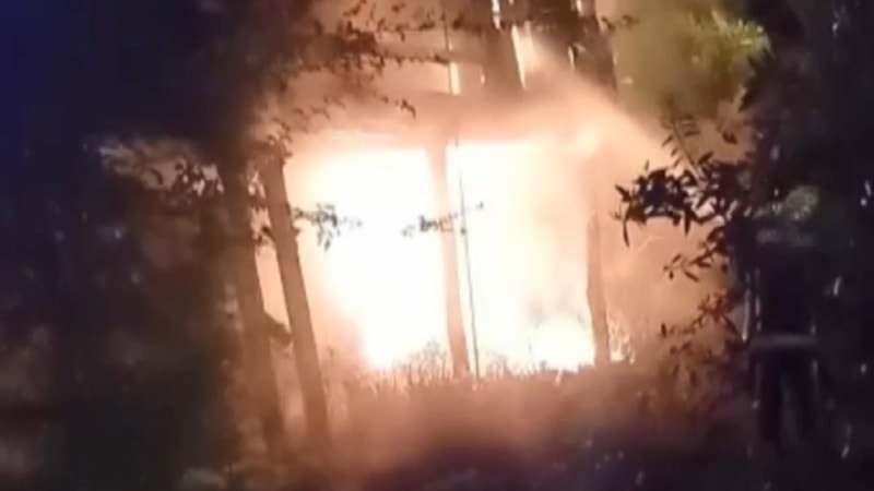 Mersin'de metruk evde çıkan yangında alevler geceyi aydınlattı