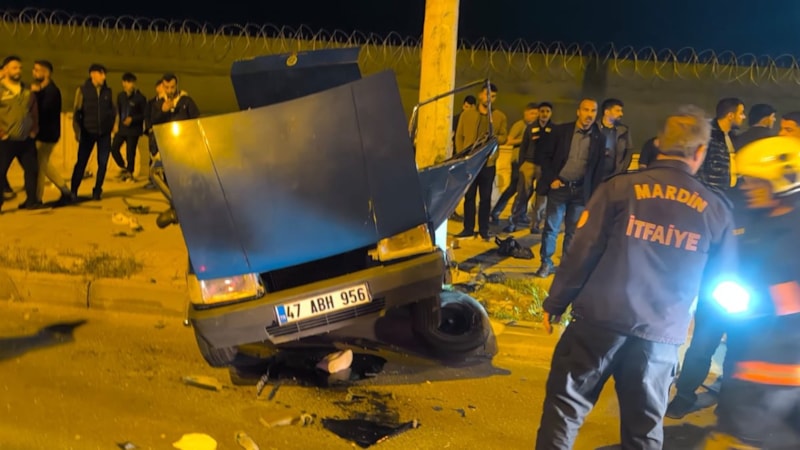 Mardin'de direğe çarpan otomobilin sürücü yaşam savaşı veriyor
