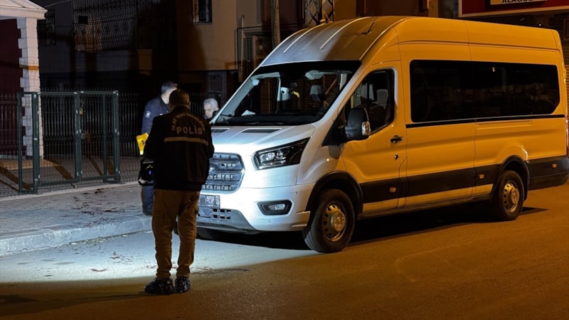 Adana'da minibüste bıçaklanan kişi ağır yaralandı