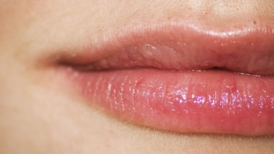 15 dakika bekletin, dudaklarınızı renklendirin...