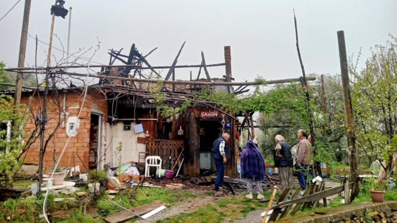 Aydın'da sobadan çıkan yangında bir ev tamamen yandı