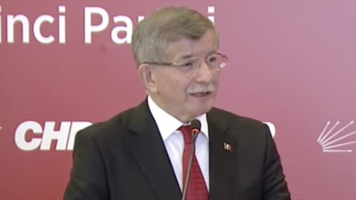 Ahmet Davutoğlu'nun saçları kamera ışıklarının azizliğine uğradı