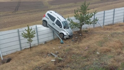 Kars'ta kontrolden çıkan araç, kar siperlerine takıldı: 2 yaralı
