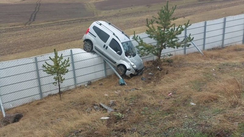 Kars'ta kontrolden çıkan araç, kar siperlerine takıldı: 2 yaralı