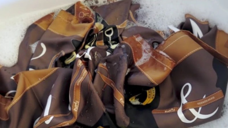 Eşarp ve şallardaki parfüm lekesine son! 1 kaşığı tertemiz yapıyor