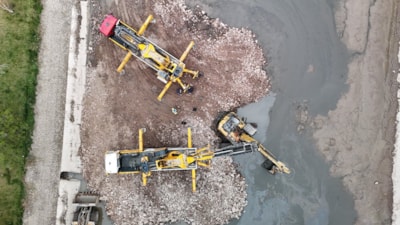 Eskişehir'de Porsuk Çayı zeminine gömülen ekskavatör 2 vinç ile çıkarıldı