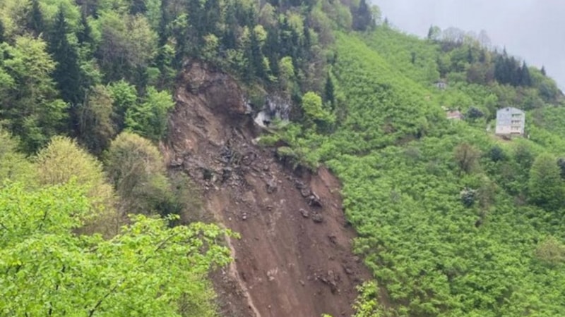 Trabzon'da heyelan: Mahalle yolu ulaşıma kapandı