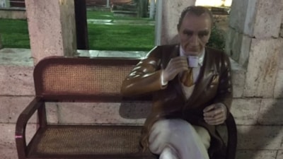 Kırşehir'de Atatürk'e benzemeyen Atatürk heykeli, depoya kaldırıldı