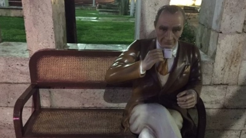 Kırşehir'de Atatürk'e benzemeyen Atatürk heykeli, depoya kaldırıldı