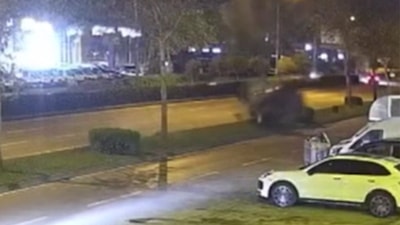 İzmir'de ağaca çarpan otomobilin sürücüsü hayatını kaybetti