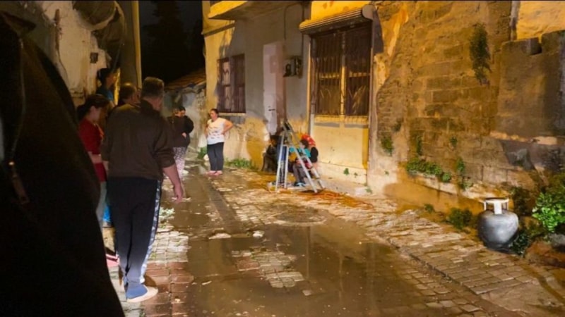 Antalya'da eşyalarını yenilediği evi alevlere teslim oldu
