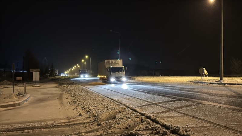 Samsun-Ankara kara yolunun Çorum kesiminde kar etkili oluyor