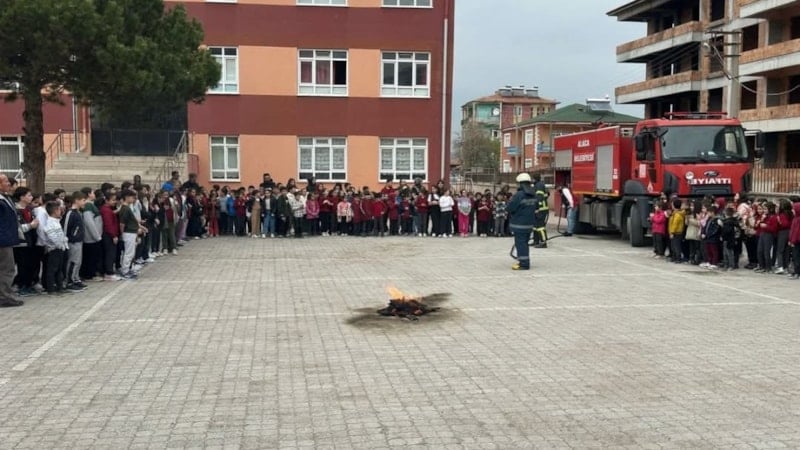 Çorum'da itfaiye ekiplerinden öğrencilere yangın eğitimi