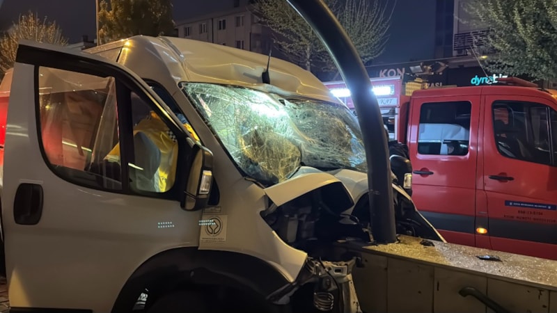 Bursa'da kontrolden çıkan servis minibüsü alt geçidin duvarına çarptı