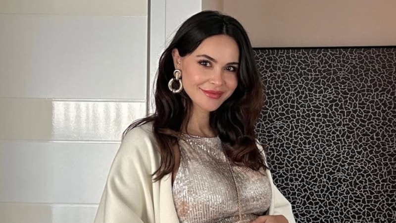 3. kez anne olan Zeynep Sever Demirel küçük kızıyla poz verdi