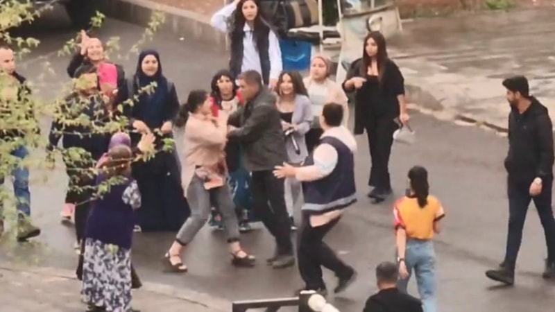 Diyarbakır'da davalıların yakınları adliye önünde birbirlerine saldırdı