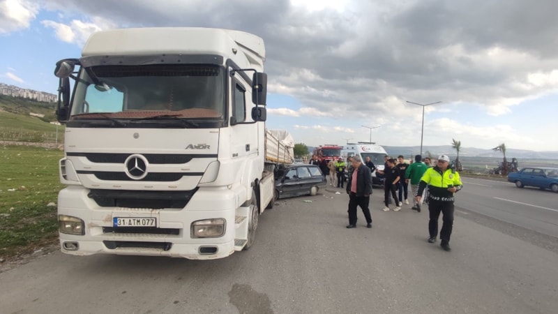 Kahramanmaraş'ta otomobil tırın altına girdi