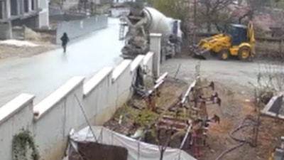 Ankara'da beton mikseri eve daldı