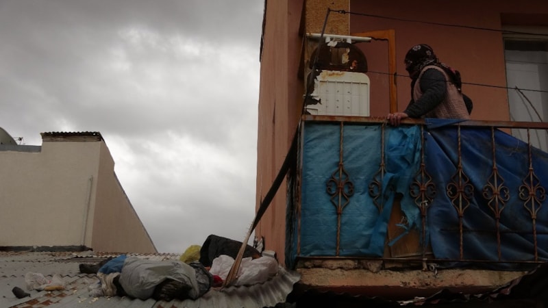 Bayburt'ta fırtına: Vitrin dolabının parçası uçtu