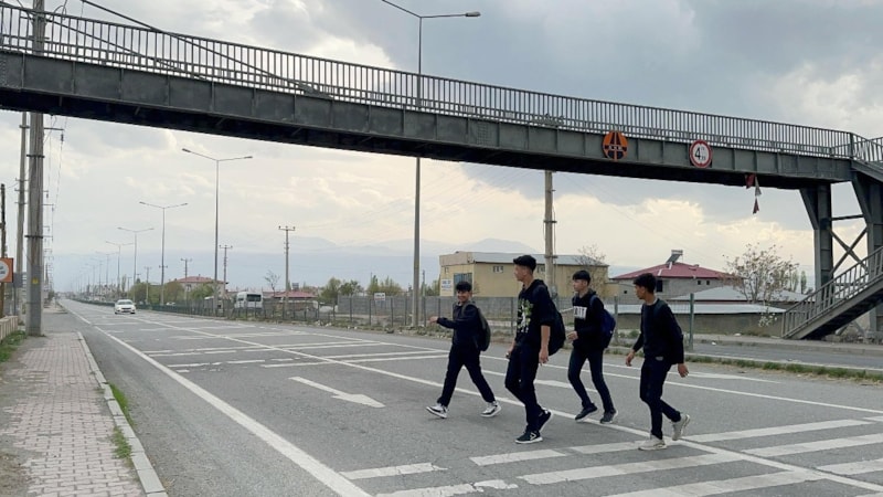 Iğdır'da üst geçit, yolu uzattığı için kullanılmıyor