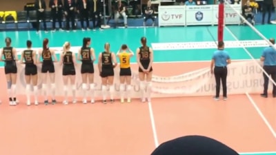 İlkin Aydın'ın ardından 3 voleybolcu daha polis pankartını tutmadı