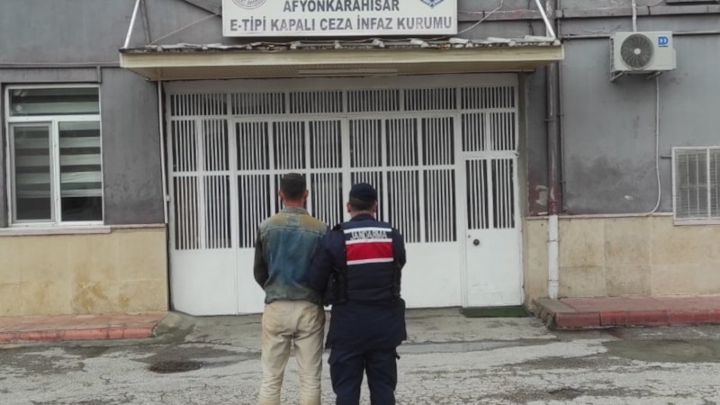 Afyonkarahisar'da dolandırıcılıktan arana şahıs yakalandı