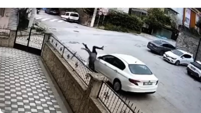 Kocaeli'de park halindeki otomobile çarparak savruldu