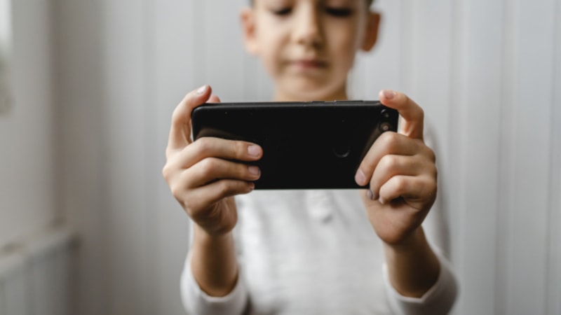 Fransa'da okullarda cep telefonu yasağı sıkılaştırılıyor