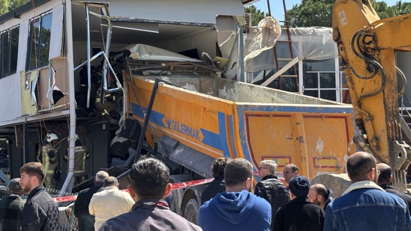 İzmir'de kaza yapan kamyon sürücüsü öldü