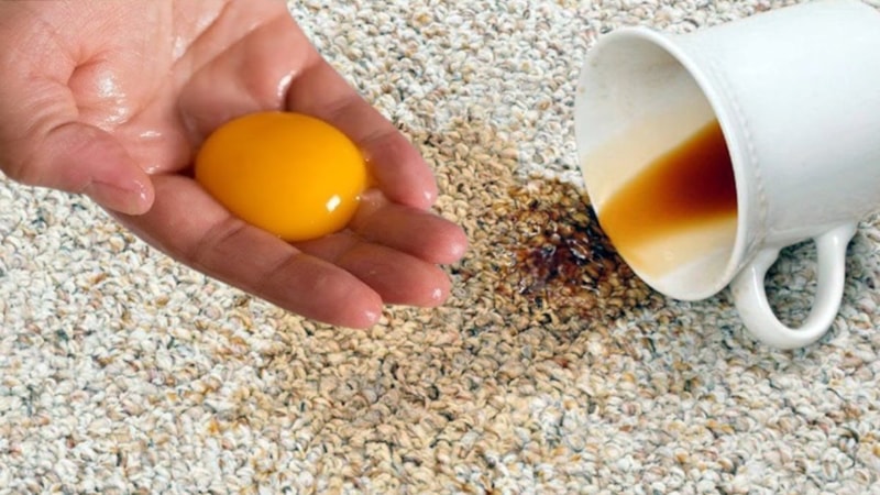 Karbonat, sirke, deterjanı unutun! Halıdaki çay lekesini anında çıkaran yöntem; 1 yumurta yetiyor