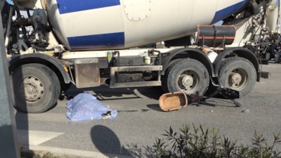 Antalya'da bisikletli kadın beton mikserinin altında kaldı