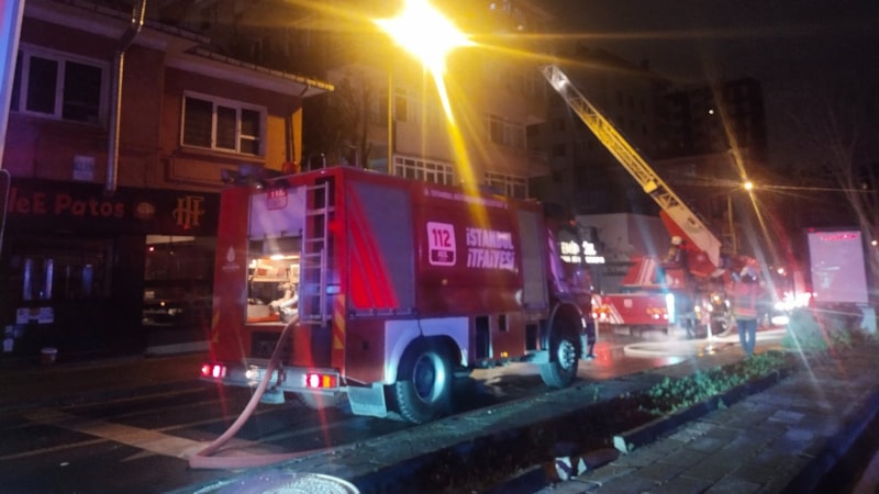 İstanbul'da 4 katlı binada yangın: 2 kişi dumandan etkilendi