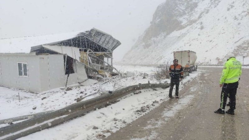 Bayburt'ta kontrolden çıkan tır, art arda kaza yaptı