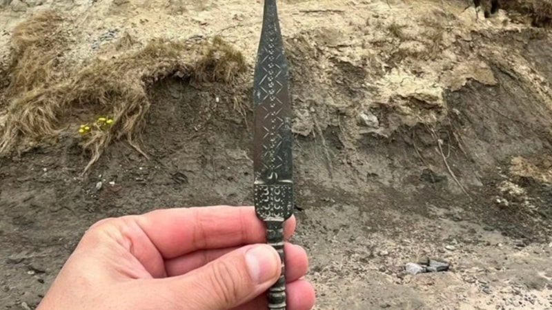 Polonya'da 2 bin 500 yıllık sır: Sahilde bulunan ender hançer