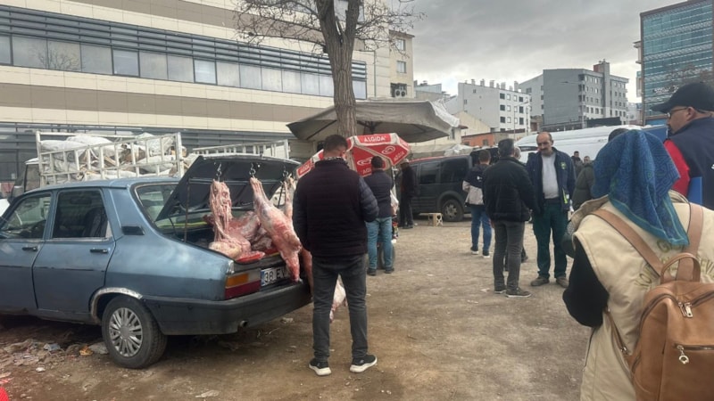 Ağrı'da açıkta satılan 150 kilo et imha edildi