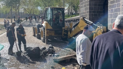 Diyarbakır'da kabirlerin bulunduğu bölgede kanalizasyon kokusuna tepki