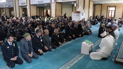 Adana'da şehitler için okunan mevlitte polislerden Kur'an tilaveti