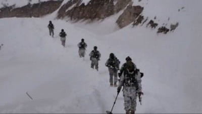 MSB, Mehmetçik'in karlı arazideki görüntülerini paylaştı