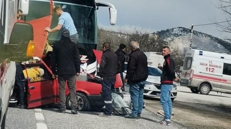 Bilecik'te yolcu otobüsü ile otomobil çarpıştı: 1 ölü 1 yaralı
