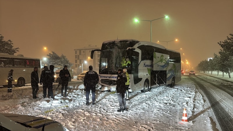 Erzincan'da otobüs direğe çarptı: 2 yaralı