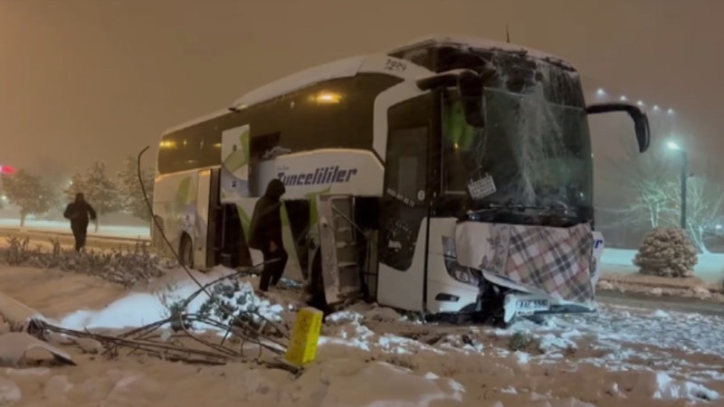 Erzincan'da yolcu otobüsü aydınlatma direğine çarptı: 2 yaralı