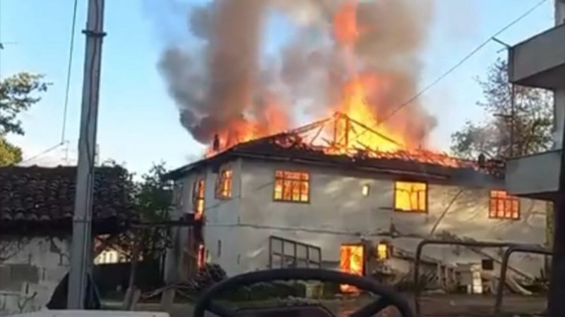 Zonguldak'ta 2 katlı evde yangın