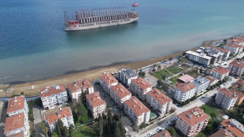 Yalova'da karaya oturan gemi, lodos yardımıyla kurtuldu