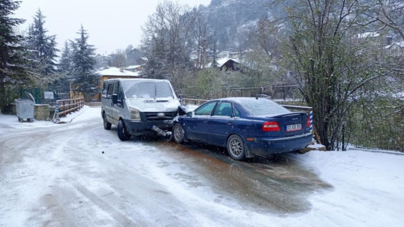 Bolu'da buz tutan yolda kafa kafaya çarpıştılar