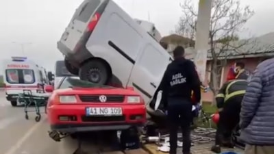 Kocaeli'de hafif ticari araç tamirhane önündeki otomobile çarptı