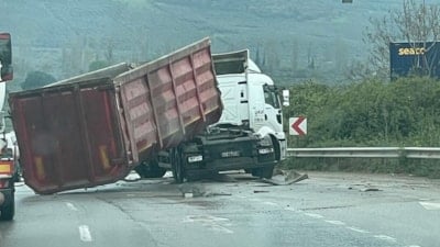 Bursa'da damperi açılan tır, üst geçide çarptı
