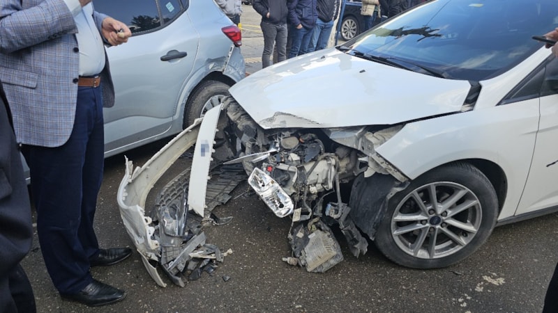 Siirt'te otomobil park halindeki araçlara çarptı