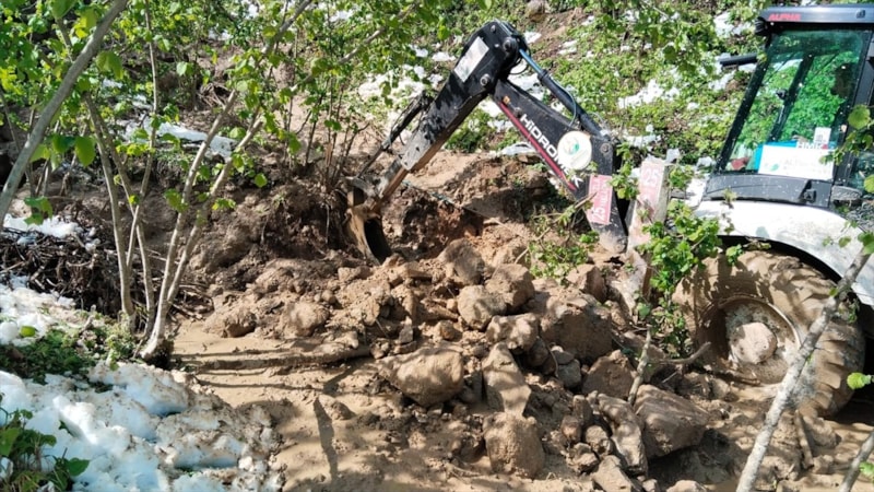 Ordu'da heyelan nedeniyle ulaşıma kapanan yol yeniden açıldı